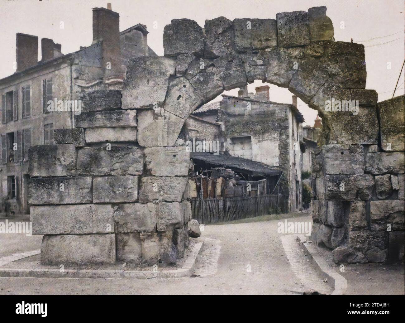 Périgueux, Dordogne, Frankreich, Habitat, Architektur, Kunst, Archäologische Überreste, Befestigte Architektur, Straße, Bezirk, Festung, Tür, Antike, Frankreich, Périgueux, Norman Gate, Périgueux, 05.06/1916 - 05.06.1916, Léon, Auguste, Fotograf, 1916 - Provinzen Frankreich - Jean Brunhes, Auguste Léon et Georges Chevalier - (April-Juli), Autochrome, Foto, Glas, Autochrome, Foto, positiv Stockfoto