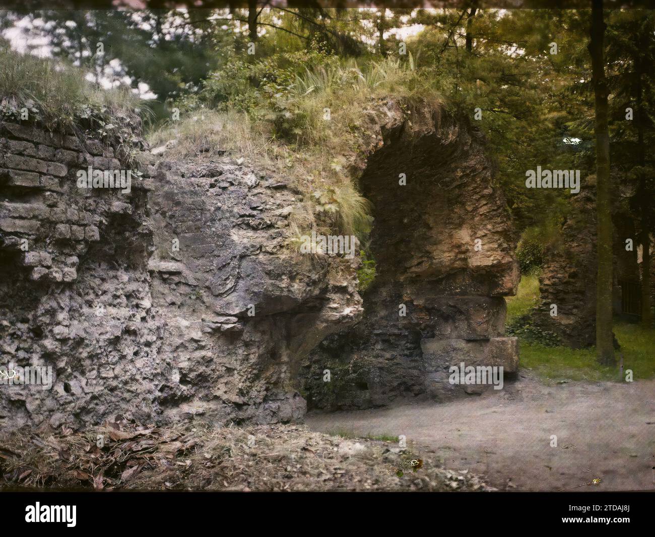 Périgueux, Dordogne, Frankreich, Habitat, Architektur, Kunst, Archäologische Überreste, Öffentliche Bauarchitektur, Amphitheater, Arena, Antike, Frankreich, Périgueux, Ruinen der Arena, Périgueux, 05/06/1916 - 05/06/1916, Léon, Auguste, Fotograf, 1916 - Provinzen Frankreich - Jean Brunhes, Auguste Léon et Georges Chevalier - (April-Juli), Autochrome, Foto, Glas, Autochrome, Foto, positiv Stockfoto