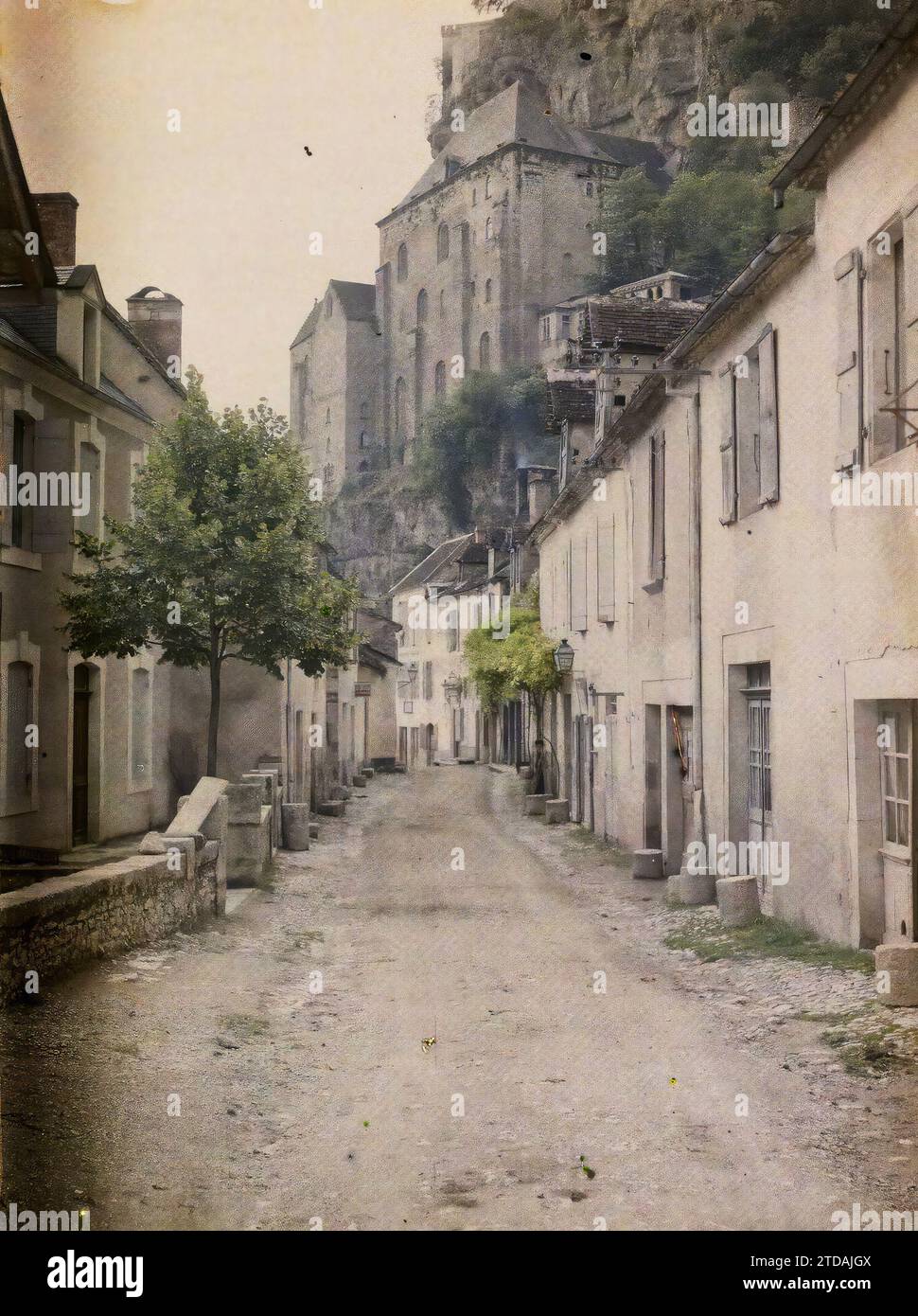Rocamadour, Frankreich, Wohngebäude, Architektur, Kirche, ländliche Architektur, Wohngebäude, Straße, Bezirk, religiöse Architektur, Cliff, Frankreich, Roc-Amadour, die Hauptstraße mit der Kirche, Rocamadour, 09/06/1916 - 09/06/1916, Léon, Auguste, Fotograf, 1916 - Provinzen Frankreich - Jean Brunhes, Auguste Léon et Georges Chevalier - (April-Juli), Autochrome, Foto, Glas, Autochrome, Foto, positiv Stockfoto