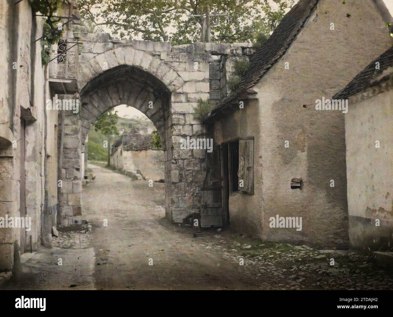 Rocamadour, Frankreich, Habitat, Architektur, Kunst, archäologische Überreste, befestigte Architektur, Tür, Mittelalter, Rampart, Frankreich, Rocamadour, die Roc Amadour-Tür, bekannt als die Feigenbaumtür, Rocamadour, 09.06/1916 - 09.06.1916, Léon, Auguste, Fotograf, 1916 - Provinzen Frankreich - Jean Brunhes, Auguste Léon et Georges Chevalier - (April-Juli), Autochrome, Foto, Glas, Autochrome, Foto, positiv Stockfoto