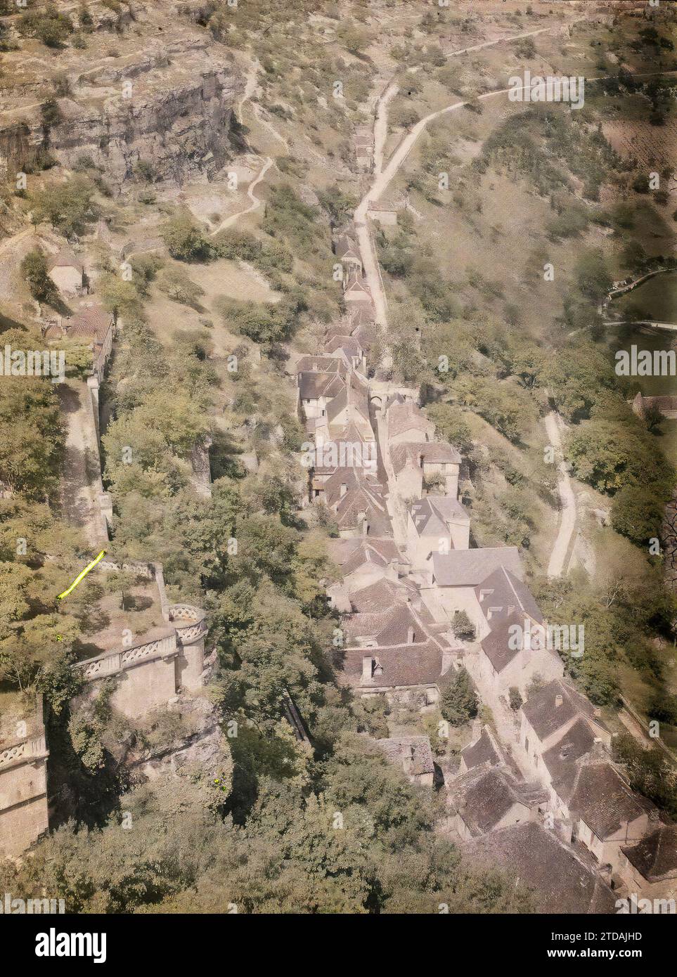 Rocamadour, Frankreich, Wohngebäude, Architektur, Straße, Panorama der Stadt, Klippe, Frankreich, Roc-Amadour, das Dorf Roc-Amadour Art der Dorfstraße von oben, Rocamadour, 09/06/1916 - 09/06/1916, Léon, Auguste, Fotograf, 1916 - Provinzen Frankreich - Jean Brunhes, Auguste Léon et Georges Chevalier - (April-Juli), Autochrome, Foto, Glas, Autochrome, Foto, positiv Stockfoto
