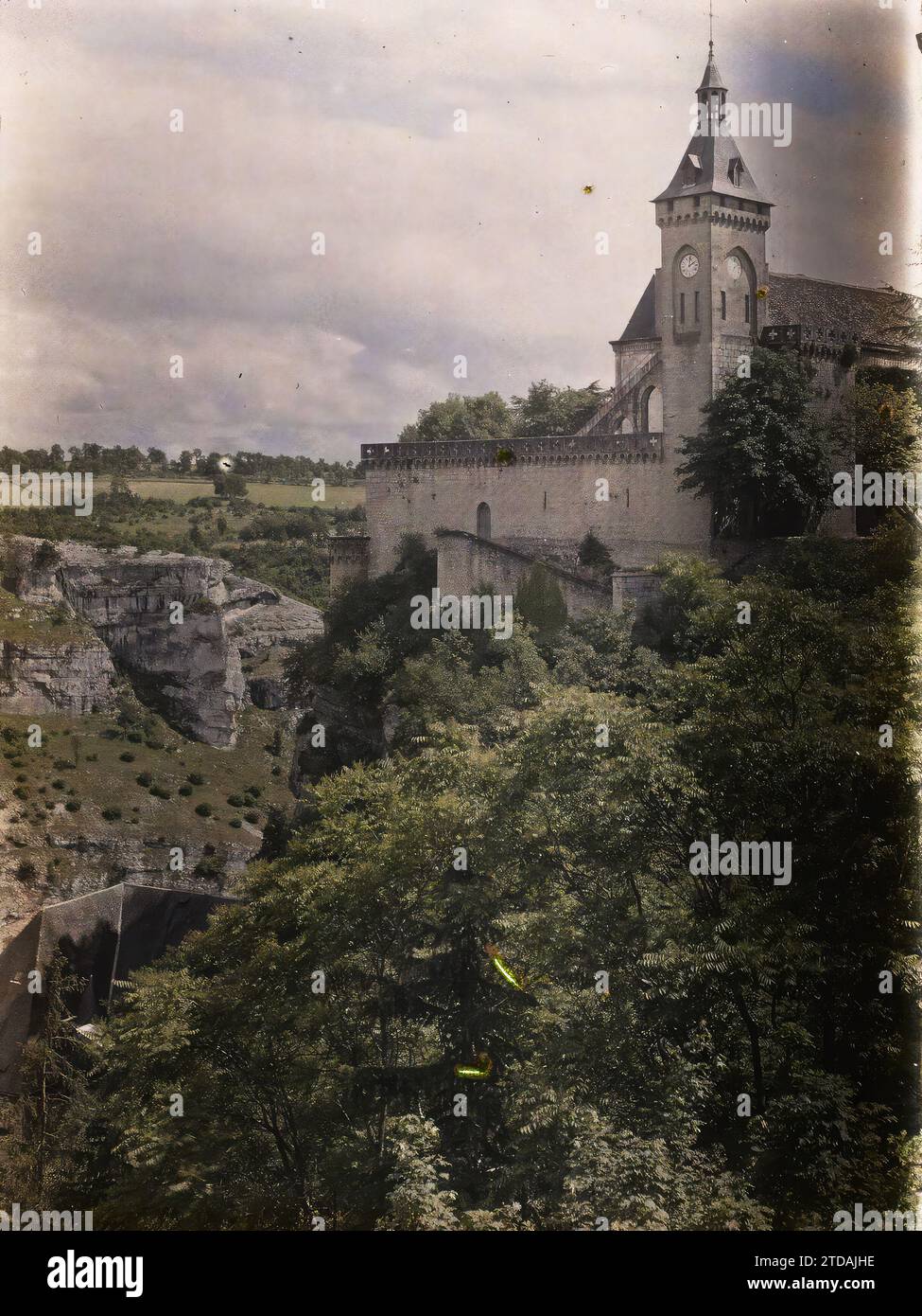 Rocamadour, Frankreich, Habitat, Architektur, Turm, Uhr, Terrasse, Palast, Schloss, Klippe, Frankreich, Roc-Amadour, das Schloss von der Terrasse der Zedern aus gesehen, Rocamadour, 09/06/1916 - 09/06/1916, Léon, Auguste, Fotograf, 1916 - Provinzen Frankreich - Jean Brunhes, Auguste Léon et Georges Chevalier - (April-Juli), Autochrome, Foto, Glas, Autochrome, Foto, positiv Stockfoto