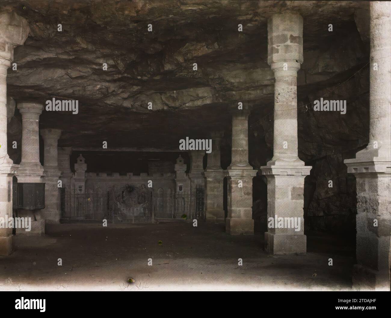 Rocamadour, Frankreich, Religion, Habitat, Architektur, Kirche, Christentum, Innenansicht, Säule, Höhle, religiöse Architektur, Frankreich, Roc-Amadour, Grabhöhle (ehemaliger Steinbruch), Rocamadour, 09/06/1916 - 09/06/1916, Léon, Auguste, Fotograf, 1916 - Provinzen Frankreich - Jean Brunhes, Auguste Léon et Georges Chevalier - (April-Juli), Autochrome, Foto, Glas, Autochrome, Foto, positiv Stockfoto