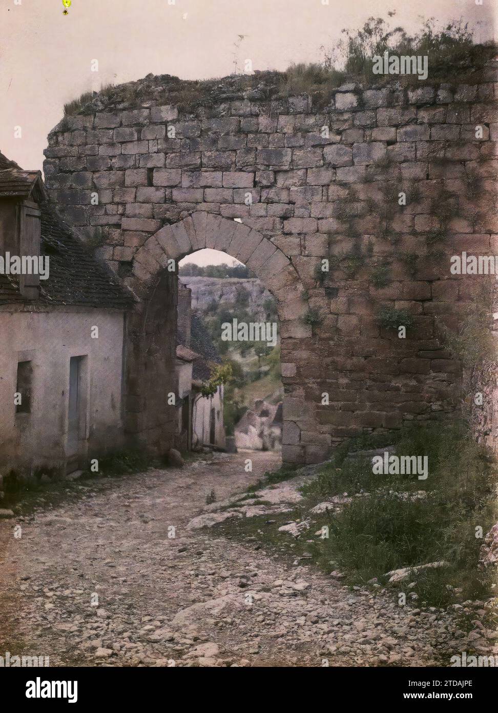 Rocamadour, Frankreich, Habitat, Architektur, Kunst, archäologische Überreste, befestigte Architektur, Tür, Mittelalter, Rampart, Frankreich, Roc-Amadour, La porte de l'Hospitalet, Rocamadour, 11.06/1916 - 11.06.1916, Léon, Auguste, Fotograf, 1916 - Provinzen Frankreich - Jean Brunhes, Auguste Léon et Georges Chevalier - (April-Juli), Autochrome, Foto, Glas, Autochrome, Foto, positiv Stockfoto