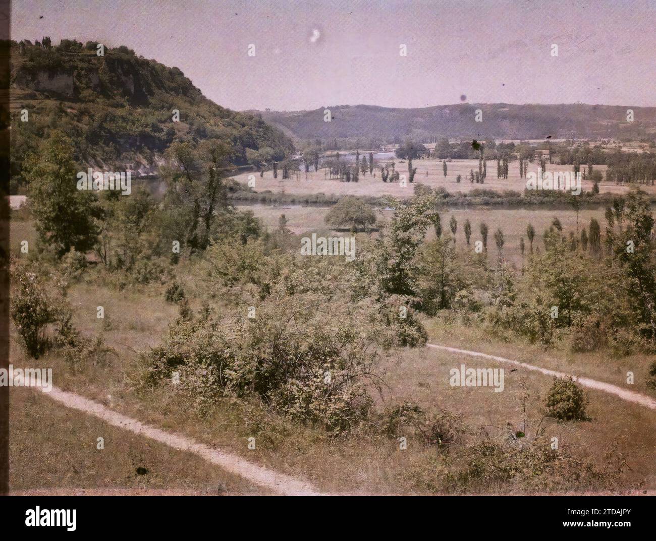 Domme, Dordogne, Frankreich, Natur, Umwelt, Landschaft, Tal, Fluss, Hydrographie, Frankreich, Domme, Domme von gegenüber gesehen und Dordogne unten, Domme, 15.06/1916 - 15.06.1916, Léon, Auguste, Fotograf, 1916 - Provinzen Frankreich - Jean Brunhes, Auguste Léon et Georges Chevalier - (April-Juli), Autochrome, Foto, Glas, Autochrome, Foto, positiv Stockfoto