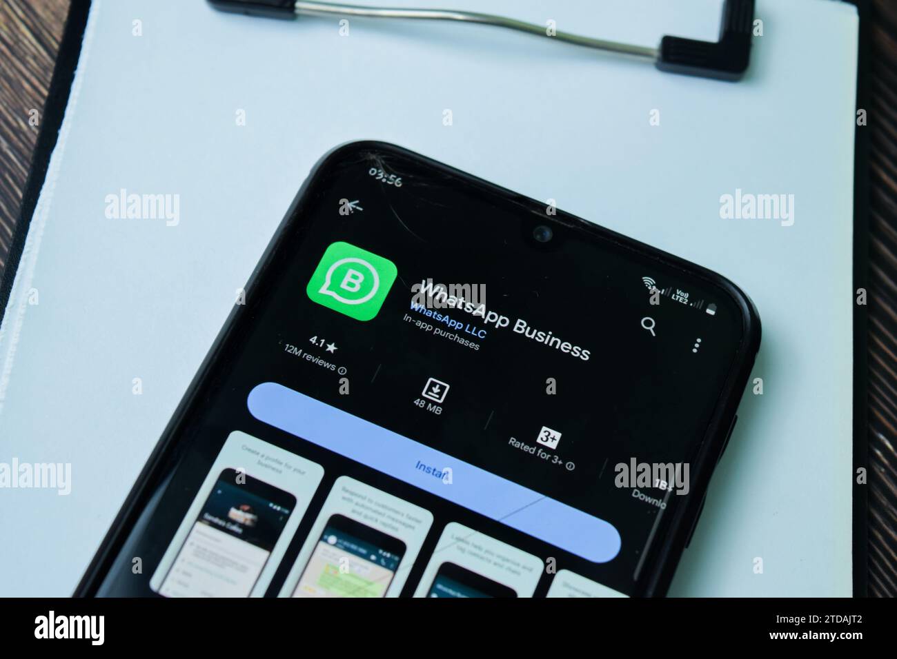 WhatsApp Business-Entwicklungsanwendung auf dem Smartphone-Bildschirm. WhatsApp Business ist ein kostenloser Webbrowser, der von WhatsApp Inc. Entwickelt wurde Stockfoto