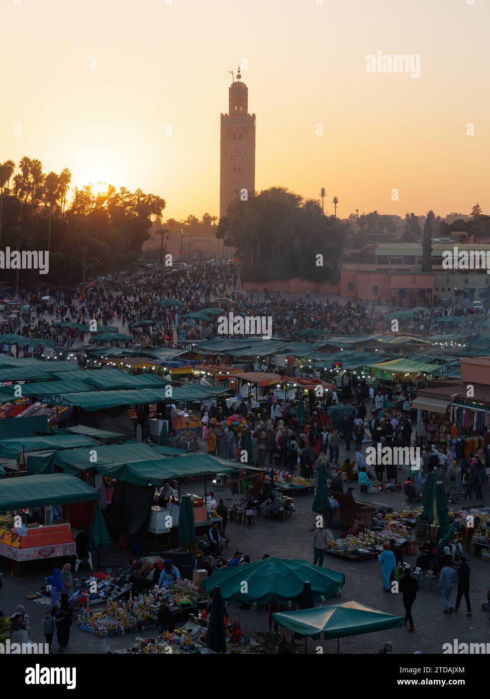 Erhöhter Blick auf die Menschenmassen bei Sonnenuntergang auf dem Jemaa el-Fna-Platz und dem Marktplatz in Marrakesch, Marokko, 17. Dezember 2023 Stockfoto