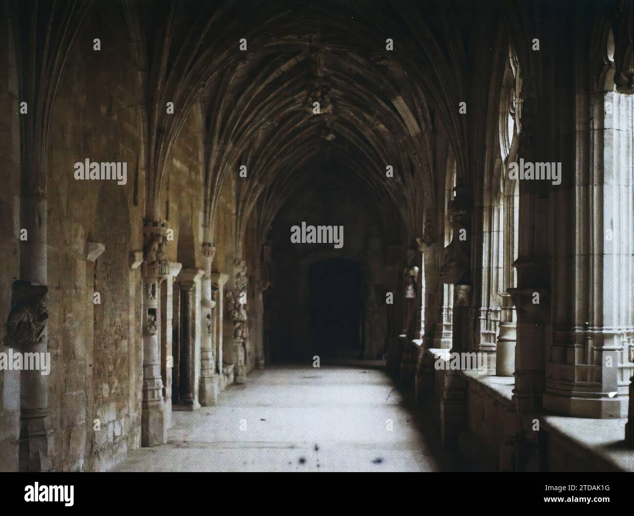 Cadouin, Dordogne, Religion, Kunst, Habitat, Architektur, Christentum, Kloster, Gewölbe, Mittelalter, Galerie, religiöse Architektur, Frankreich, Cadouin, der Kreuzgang auf der einen Seite der Reihe, Cadouin, 16.06/1916 - 16.06.1916, Léon, Auguste, Fotograf, 1916 - Provinzen Frankreich - Jean Brunhes, Auguste Léon et Georges Chevalier - (April-Juli), Autochrome, Foto, Glas, Autochrome, Foto, positiv Stockfoto