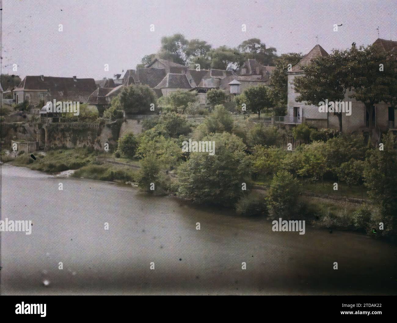 Couze, Dordogne, Habitat, Architektur, Fluss, ländliche Architektur, Panorama der Stadt, Périgord, Couze, Lalinde von der Brücke aus gesehen, Couze-et-Saint-Front, 16.06/1916 - 16.06.1916, Léon, Auguste, Fotograf, 1916 - Provinzen Frankreich - Jean Brunhes, Auguste Léon et Georges Chevalier - (April-Juli), Autochrome, Foto, Glas, Autochrome, Foto, positiv Stockfoto