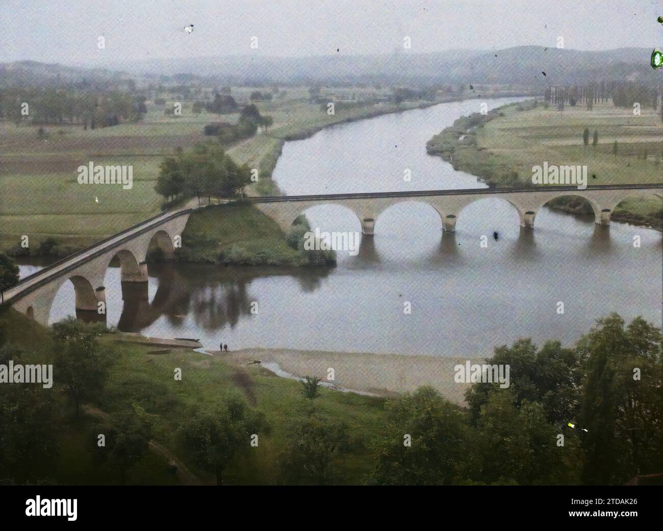 Limeuil, Dordogne, Natur, Umwelt, Habitat, Architektur, Landschaft, Tal, Bauingenieurwesen, Fluss, Hydrographie, Brücke, Périgord, Limeuil, Kreuzung der Vézère und der Dordogne: die 2 Brücken, Limeuil, 17.06/1916 - 17.06.1916, Léon, Auguste, Fotograf, 1916 - Provinzen Frankreich - Jean Brunhes, Auguste Léon et Georges Chevalier - (April-Juli), Autochrome, Foto, Glas, Autochrome, Foto, positiv Stockfoto