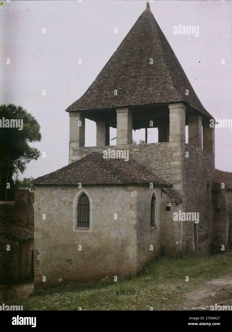 Limeuil, Dordogne, Kunst, Wohnungsbau, Architektur, Kirche, Dach, Glockenturm, Mittelalter, religiöse Architektur, Périgord, Limeuil, der Glockenturm der Kirche von Limeuil, Limeuil, 17.06/1916 - 17.06.1916, Léon, Auguste, Fotograf, 1916 - Provinzen Frankreich - Jean Brunhes, Auguste Léon et Georges Chevalier - (April-Juli), Autochrome, Foto, Glas, Autochrome, Foto, positiv Stockfoto