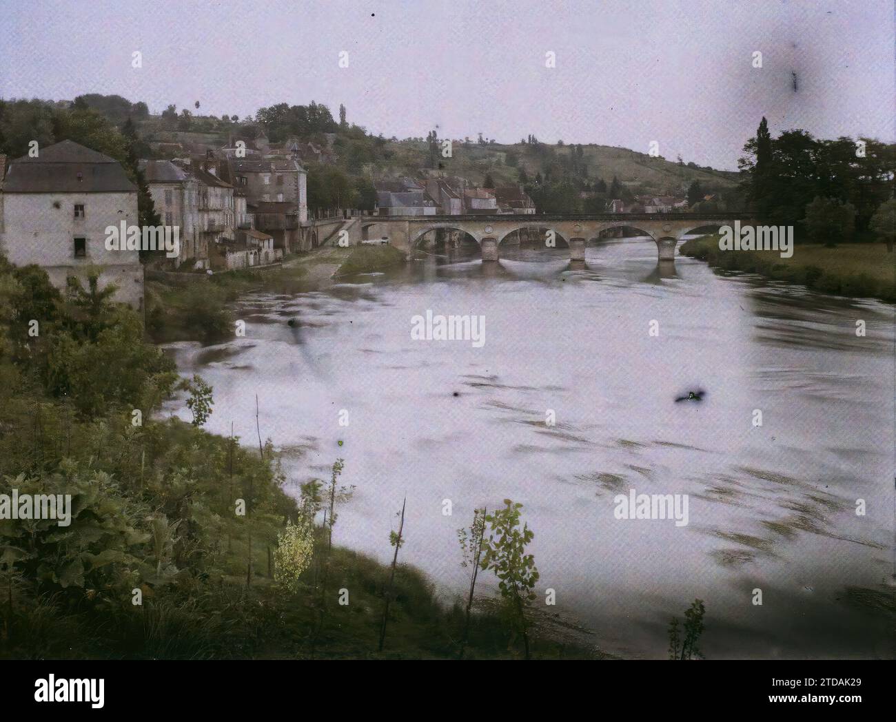Le Bugue, Dordogne, Habitat, Architektur, Natur, Umwelt, Bauingenieurwesen, Fluss, Hydrographie, Stadtpanorama, Bridge, Frankreich, Le Bugue, Le Bugue and the Bridge s/ The Dordogne, Le Bugue, 17.06/1916 - 17.06.1916, Léon, Auguste, Fotograf, 1916 - Provinzen Frankreich - Jean Brunhes, Auguste Léon et Georges Chevalier - (April-Juli), Autochrome, Foto, Glas, Autochrome, Foto, positiv Stockfoto