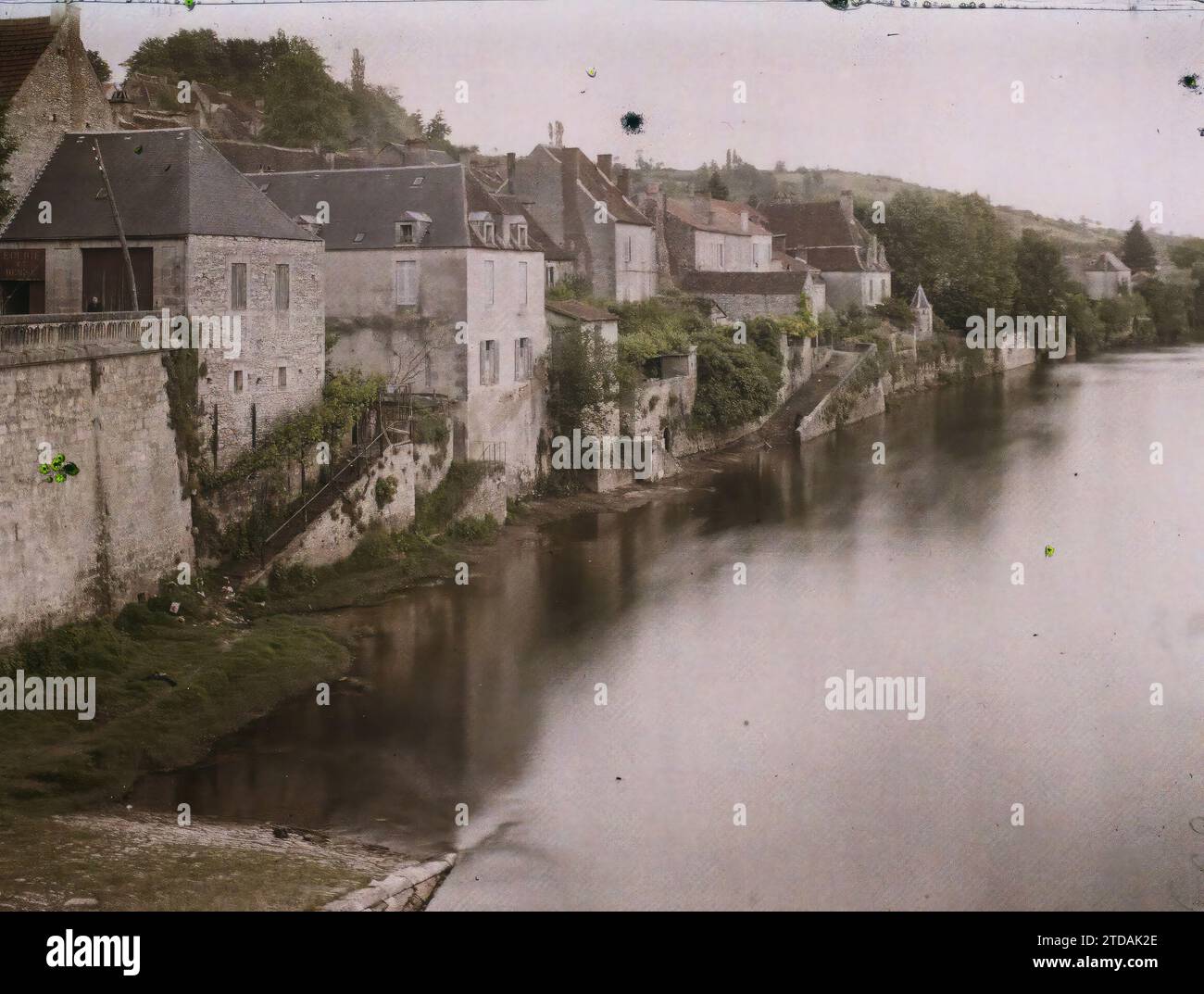 Le Bugue, Dordogne, Wohngebäude, Architektur, Bauingenieurwesen, Fluss, Wohngebäude, Straße, Bezirk, Embarcadero, Frankreich, Le Bugue, Le Bugue stromaufwärts der Pont s/ la Dordogne, Le Bugue, 17.06/1916 - 17.06.1916, Léon, Auguste, Fotograf, 1916 - Provinzen Frankreich - Jean Brunhes, Auguste Léon et Georges Chevalier - (April-Juli), Autochrome, Foto, Glas, Autochrome, Foto, positiv Stockfoto
