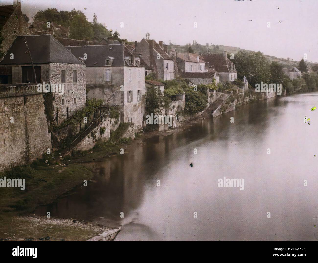 Le Bugue, Dordogne, Wohngebäude, Architektur, Bauingenieurwesen, Fluss, Wohngebäude, Straße, Bezirk, Embarcadero, Frankreich, Le Bugue, Le Bugue stromaufwärts der Pont s/ la Dordogne, Le Bugue, 17.06/1916 - 17.06.1916, Léon, Auguste, Fotograf, 1916 - Provinzen Frankreich - Jean Brunhes, Auguste Léon et Georges Chevalier - (April-Juli), Autochrome, Foto, Glas, Autochrome, Foto, positiv Stockfoto