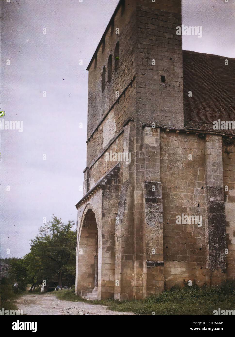 Tayac, Dordogne, Religion, Habitat, Architektur, Kunst, Kirche, Christentum, Glockenturm, befestigte Architektur, Mittelalter, religiöse Architektur, Frankreich, Tayac, die Fassade der Kirche, Tayac, 17/06/1916 - 17/06/1916, Léon, Auguste, Fotograf, 1916 - Provinzen Frankreich - Jean Brunhes, Auguste Léon et Georges Chevalier - (April-Juli), Autochrome, Foto, Glas, Autochrome, Foto, positiv Stockfoto