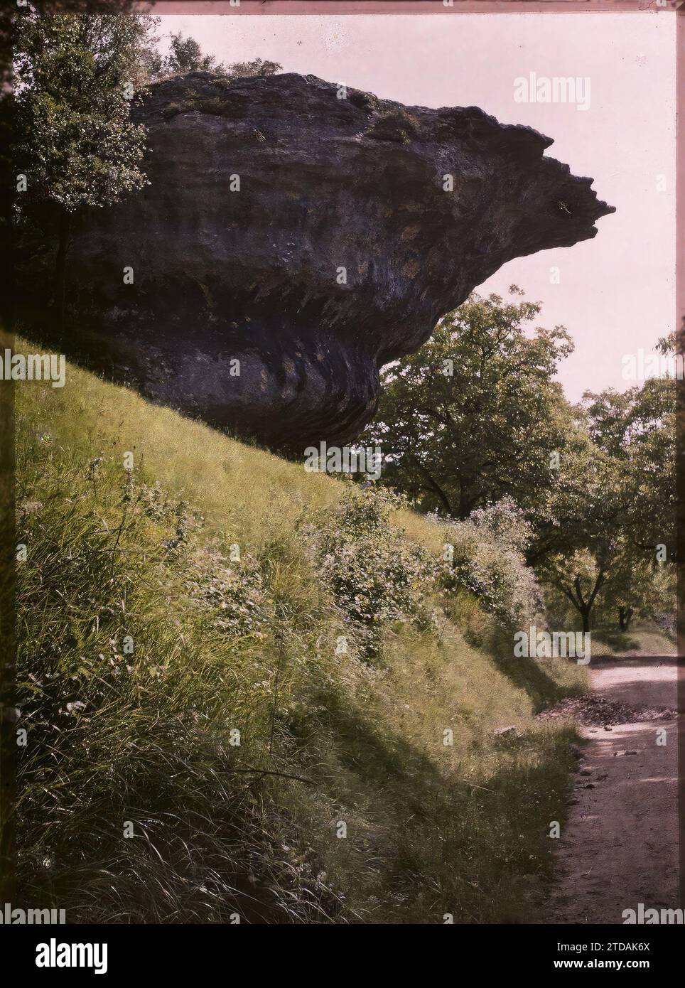 Les Eyzies, Dordogne, Wissenschaften, Techniken, Straße, Geology, Cliff, Frankreich, Les Eyzies (Dordogne), Rocher de la Peine aux Eryzies, Les Eyzies-de-Tayac-Sireuil, 17.06/1916 - 17.06.1916, Léon, Auguste, Fotograf, 1916 - Provinzen Frankreich - Jean Brunhes, Auguste Léon et Georges Chevalier - (April-Juli), Autochrome, Foto, Glas, Autochrome, Foto, positiv Stockfoto