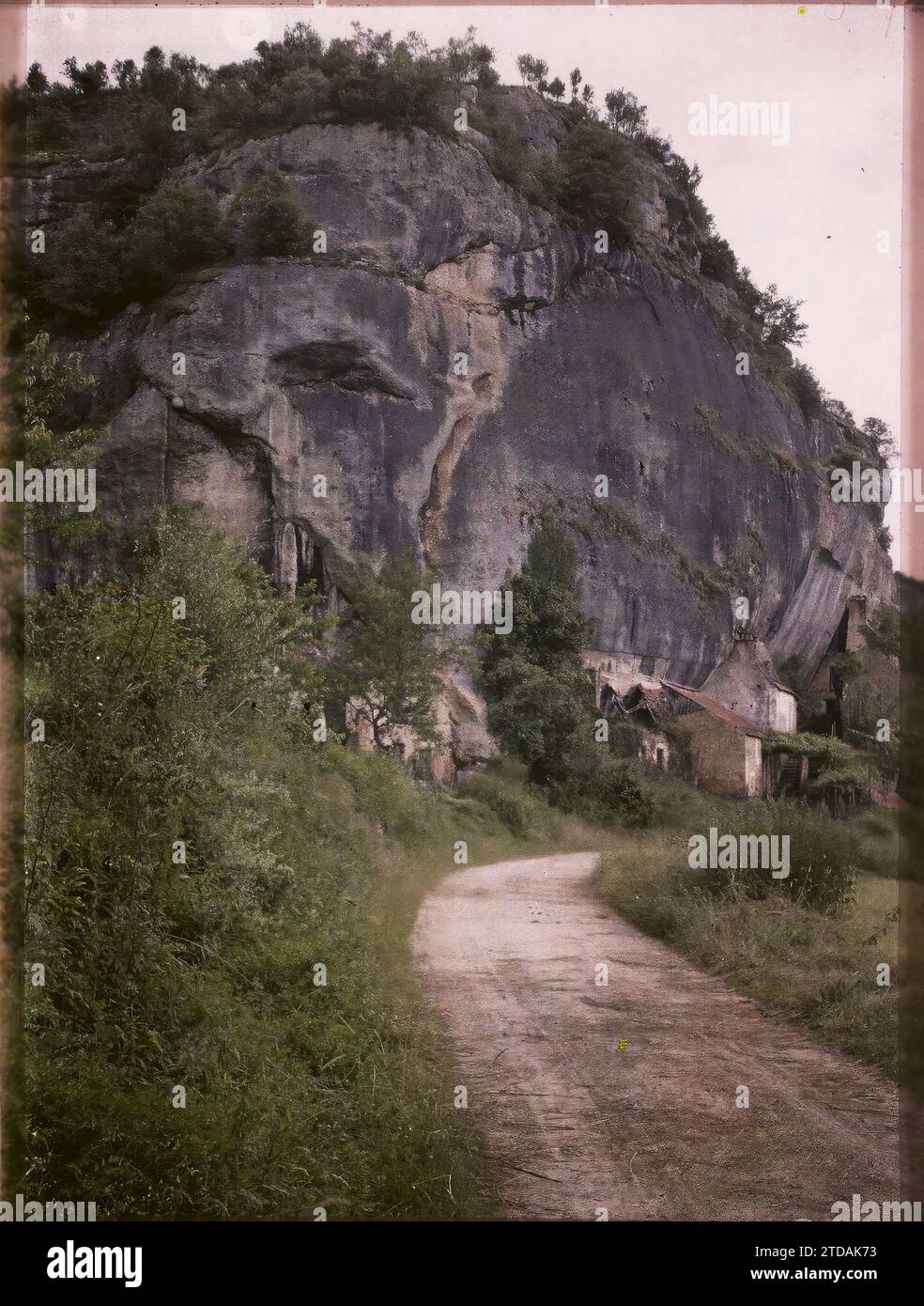 Laugerie-Basse, Tayac, Dordogne, Habitat, Architektur, Wissenschaften, Techniken, archäologische Überreste, Straße, Höhle, Geologie, Cliff, Frankreich, Ein Anderes, Tayac, 18.06/1916 - 18.06.1916, Léon, Auguste, Fotograf, 1916 - Provinzen Frankreich - Jean Brunhes, Auguste Léon et Georges Chevalier - (April-Juli), Autochrome, Foto, Glas, Autochrome, Foto, positiv Stockfoto