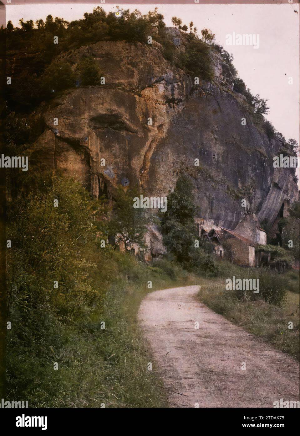 Laugerie-Basse, Tayac, Dordogne, Habitat, Architektur, Wissenschaften, Techniken, archäologische Überreste, Straße, Höhle, Geology, Cliff, Frankreich, Laugerie Basse, Tayac, 18.06/1916 - 18.06.1916, Léon, Auguste, Fotograf, 1916 - Provinzen Frankreich - Jean Brunhes, Auguste Léon et Georges Chevalier - (April-Juli), Autochrome, Foto, Glas, Autochrome, Foto, positiv Stockfoto