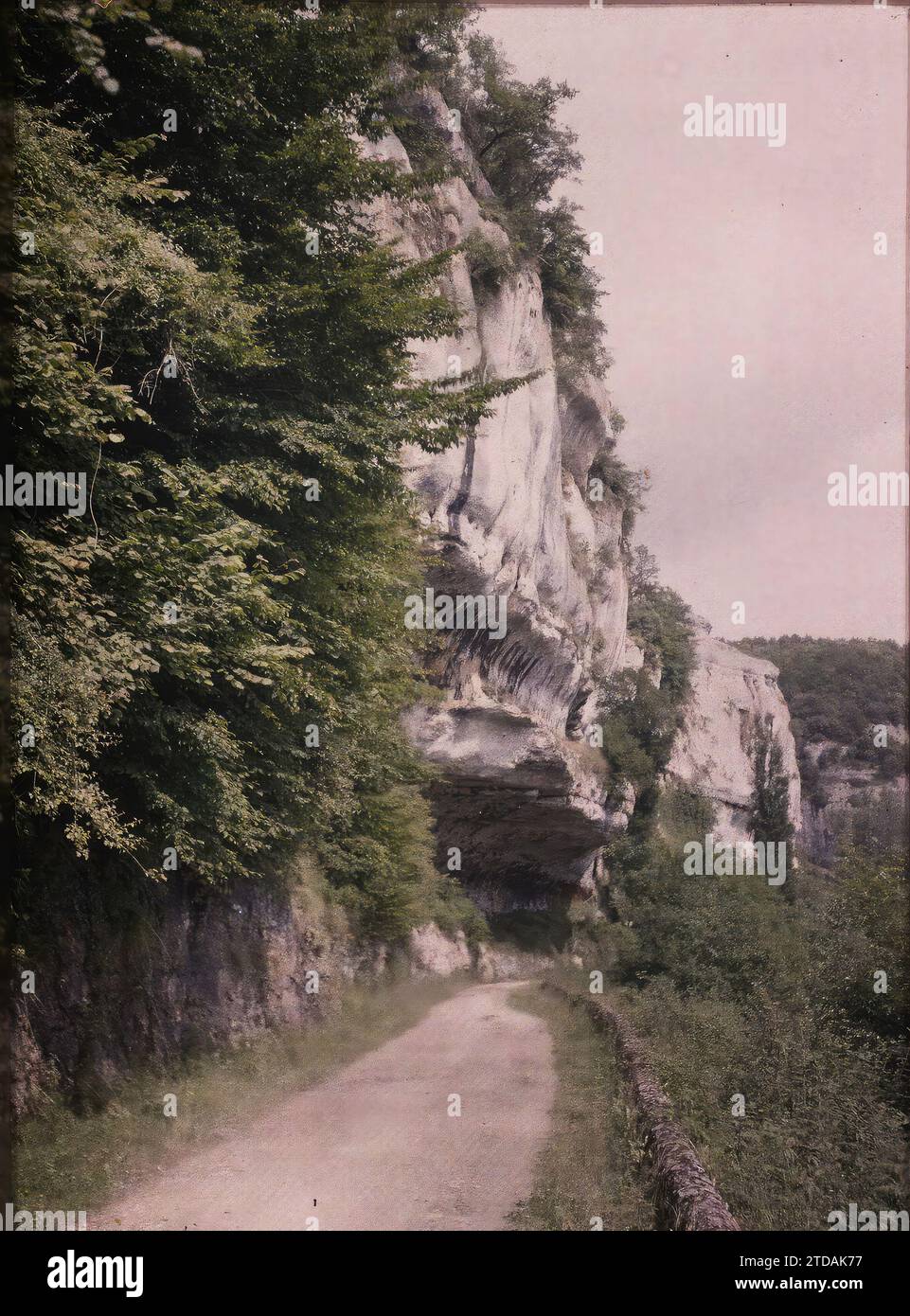 Tayac, Dordogne, Wissenschaften, Techniken, Straße, Geologie, Klippe, Frankreich, Ankunft in der Schlucht d'Enfer (östliche Exposition), Tayac, 18.06/1916 - 18.06.1916, Léon, Auguste, Fotograf, 1916 - Provinzen Frankreich - Jean Brunhes, Auguste Léon et Georges Chevalier - (April-Juli), Autochrome, Foto, Glas, Autochrome, Foto, positiv Stockfoto