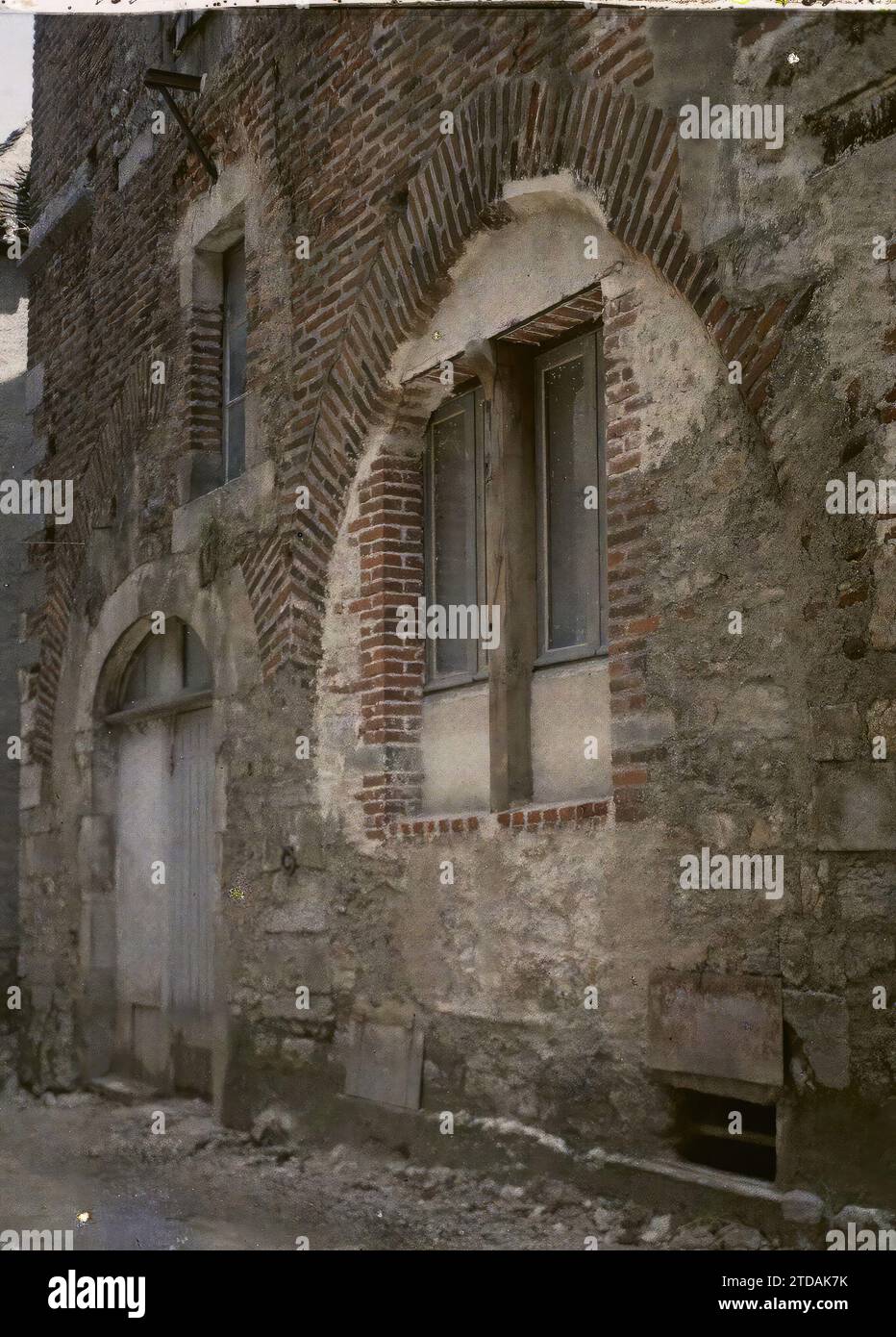 Luisa, Frankreich, Wohngebäude, Architektur, ländliche Architektur, Gehäuse, Tür, Dilapidation, unhygienische Bedingungen, Frankreich, Luisa, Ein Haus mit großen Ziegelbögen in der Grande Rue, Luisa, 19/06/1916 - 19/06/1916, Léon, Auguste, Fotograf, 1916 - Provinzen Frankreich - Jean Brunhes, Auguste Léon et Georges Chevalier - (April-Juli), Autochrome, Foto, Glas, Autochrome, Foto, positiv Stockfoto