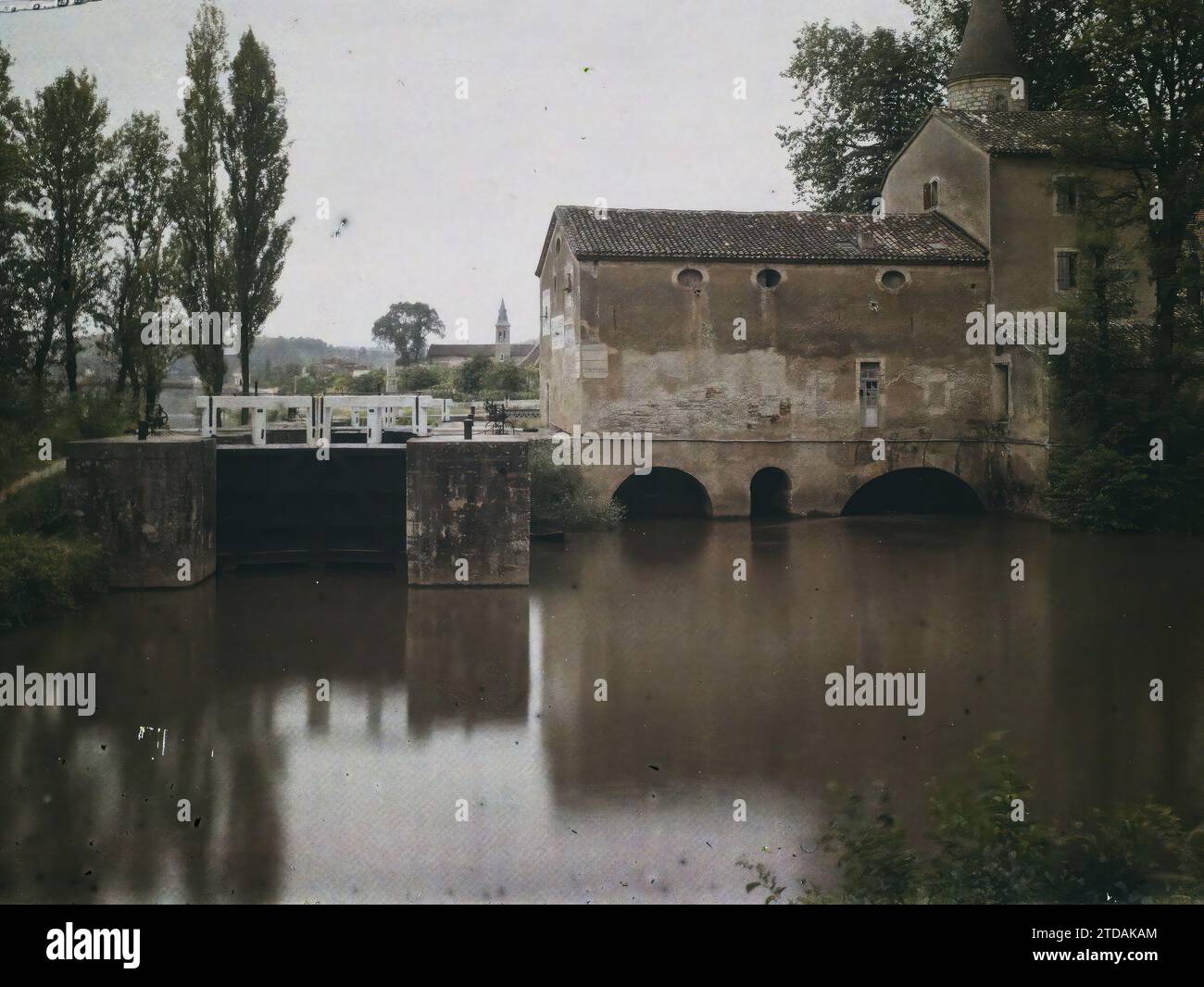 Cahors, Frankreich, Housing, Architecture, Mill, Tiefbau, Fluss, Hydraulikanlage, Dilapidation, unhygienische Bedingungen, Schloss, Frankreich, Cahors, die alte Mühle und das Schloss, Cahors, 20.06/1916 - 20.06.1916, Léon, Auguste, Fotograf, 1916 - Provinzen Frankreich - Jean Brunhes, Auguste Léon et Georges Chevalier - (April-Juli), Autochrome, Foto, Glas, Autochrome, Foto, positiv Stockfoto