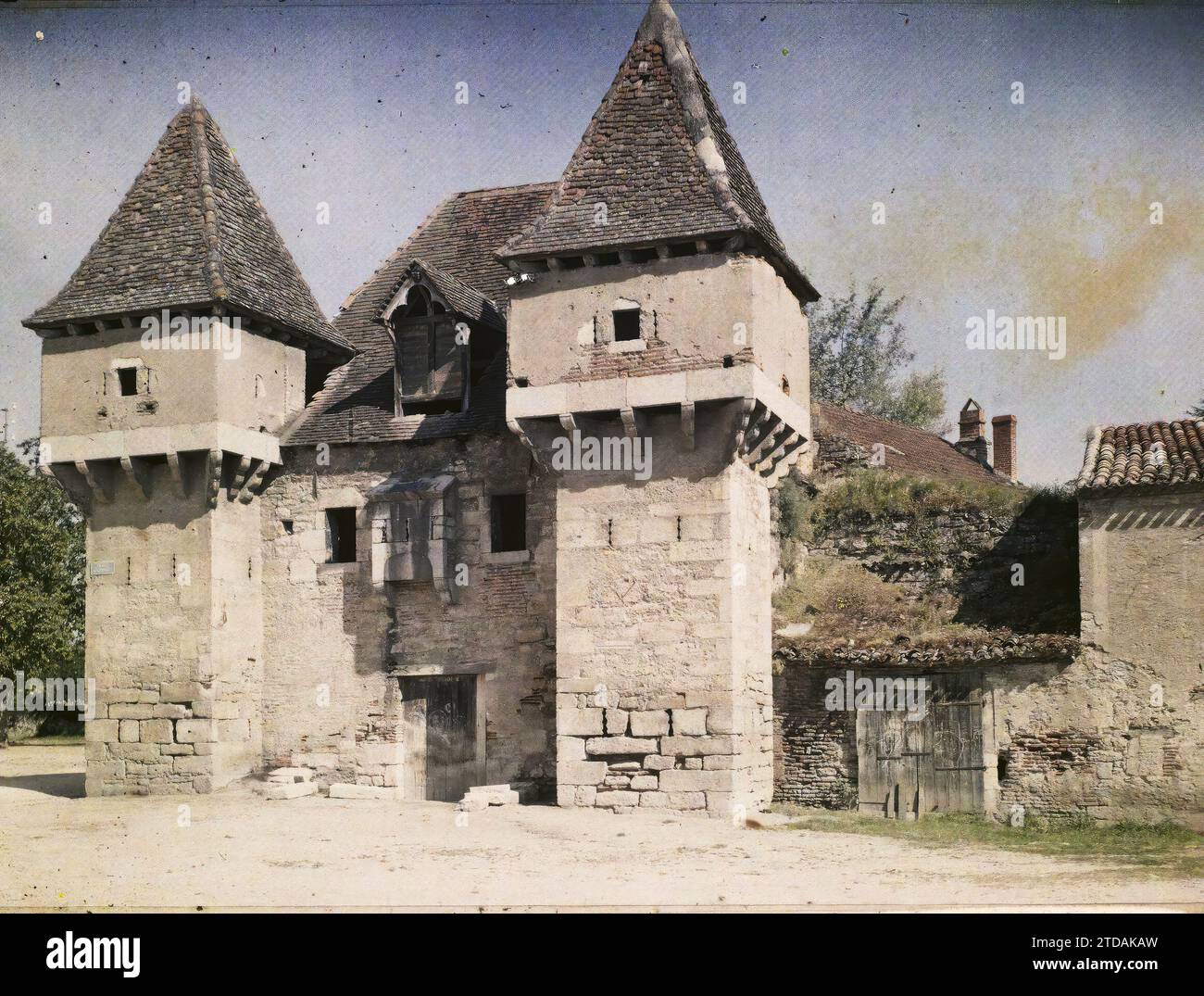 Cahors, Frankreich, Habitat, Architektur, Kunst, befestigte Architektur, Festung, Mittelalter, Dilapidation, unhygienische Bedingungen, Frankreich, Cahors, La Barbacane und alte benachbarte Gebäude, Cahors, 21/06/1916 - 21/06/1916, Léon, Auguste, Fotograf, 1916 - Provinzen Frankreich - Jean Brunhes, Auguste Léon et Georges Chevalier - (April-Juli), Autochrome, Foto, Glas, Autochrome, Foto, positiv Stockfoto