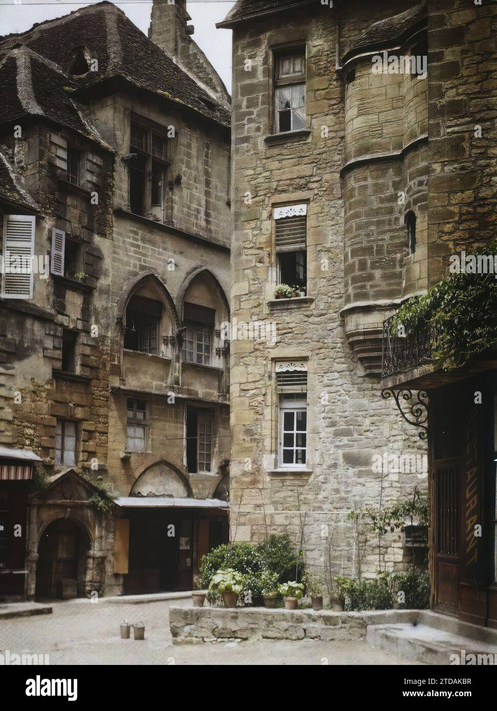 Sarlat, Dordogne, Frankreich, Habitat, Architektur, Kunst, Wohnen, Straße, Bezirk, Herrenhaus, Mittelalter, Showcase, Display, Frankreich, Sarlat, Place des Oies (im Hintergrund das Hotel Plamon), Sarlat, 13.06/1916 - 13.06.1916, Léon, Auguste, Fotograf, 1916 - Provinzen Frankreich - Jean Brunhes, Auguste Léon et Georges Chevalier - (April-Juli), Autochrome, Foto, Glas, Autochrome, Foto, positiv Stockfoto