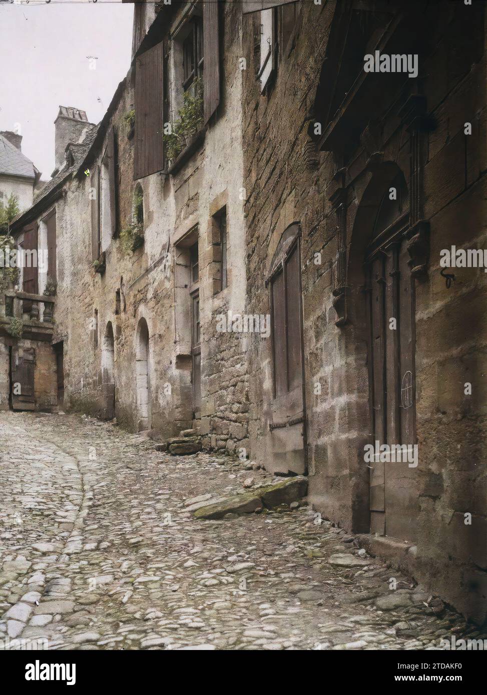 Sarlat, Dordogne, Frankreich, Habitat, Architektur, Wohnung, asphaltierte Straße, Straße, Bezirk, Tür, Fronton, Frankreich, Sarlat, impasse du Présidial, Sarlat, 13.06/1916 - 13.06.1916, Léon, Auguste, Fotograf, 1916 - Provinzen Frankreich - Jean Brunhes, Auguste Léon et Georges Chevalier - (April-Juli), Autochrome, Foto, Glas, Autochrome, Foto, positiv Stockfoto