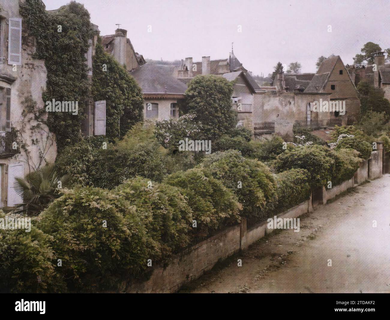 Sarlat, Dordogne, Frankreich, Habitat, Architektur, Natur, Umwelt, Wohnen, Straße, Bezirk, Park, Garten, Vegetation, Botanik, Frankreich, Sarlat, am Rande der Altstadt, Sarlat, 13.06/1916 - 13.06.1916, Léon, Auguste, Fotograf, 1916 - Provinzen Frankreich - Jean Brunhes, Auguste Léon et Georges Chevalier - (April-Juli), Autochrome, Foto, Glas, Autochrome, Foto, positiv Stockfoto