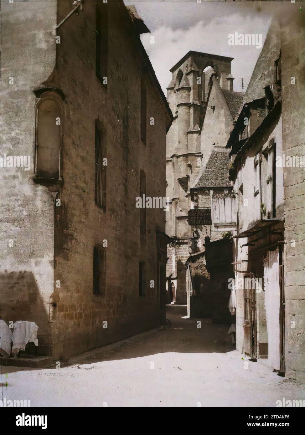 Sarlat, Dordogne, Frankreich, Housing, Architecture, Glockenturm, öffentliche Architektur, Post, Straße, Bezirk, religiöse Architektur, Frankreich, Sarlat, unbenannte Straße, im Hintergrund das Hotel des Postes et Télégraphes, ehemalige Kirche, Sarlat, 13/06/1916 - 13/06/1916, Léon, Auguste, Fotograf, 1916 - Provinzen Frankreich - Jean Brunhes, Auguste Léon et Georges Chevalier - (April-Juli), Autochrome, Foto, Glas, Autochrome, Foto, positiv Stockfoto