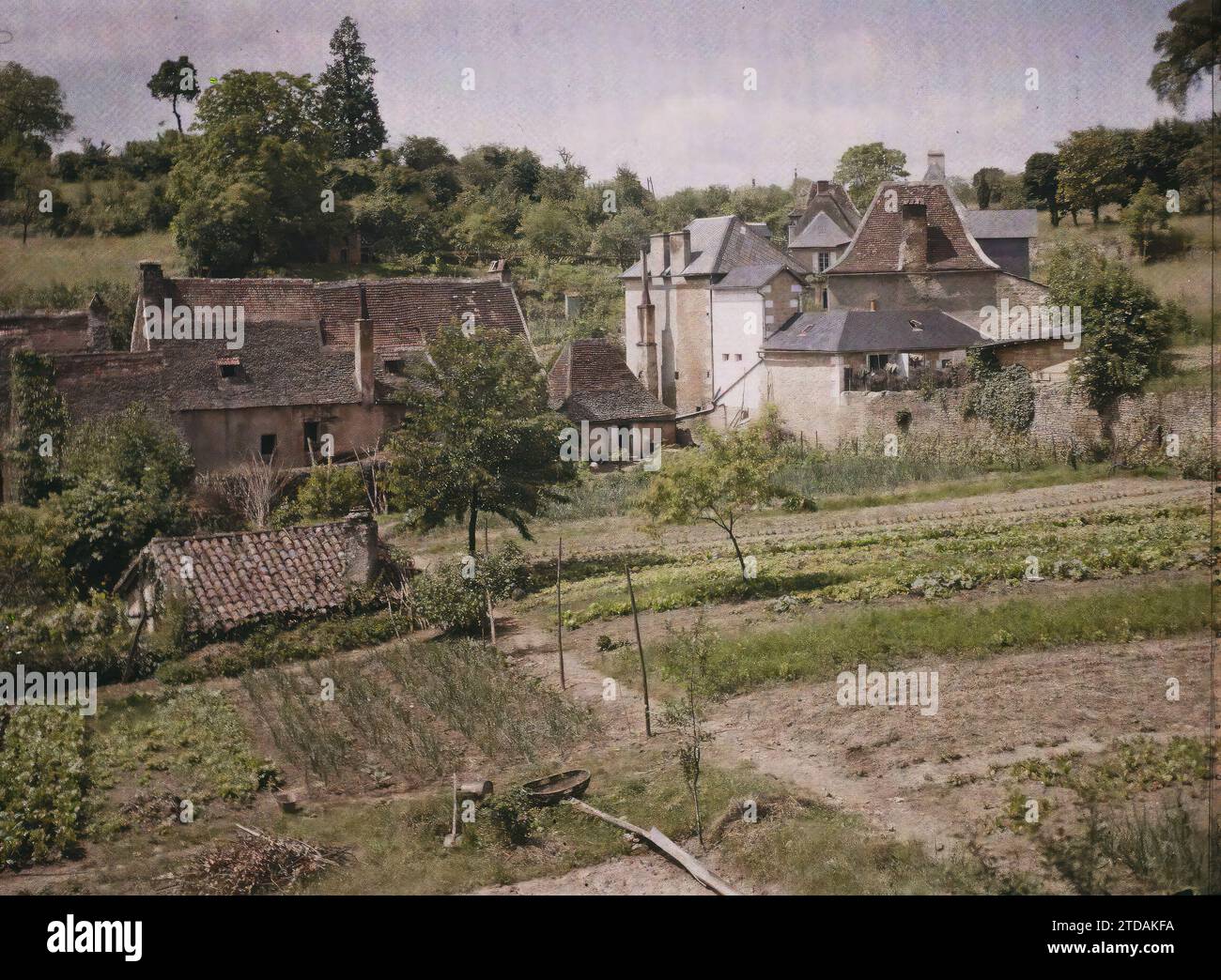Sarlat, Dordogne, Frankreich, Wirtschaftstätigkeit, Wohnungsbau, Architektur, Landwirtschaft, Viehzucht, ländliche Architektur, Straße, Bezirk, Park, Garten, Gemüsegarten, Frankreich, Sarlat, Umgebung der Stadt (Süd), Sarlat, 13/06/1916 - 13/06/1916, Léon, Auguste, Fotograf, 1916 - Provinzen Frankreich - Jean Brunhes, Auguste Léon et Georges Chevalier - (April-Juli), Autochrome, Foto, Glas, Autochrome, Foto, positiv Stockfoto