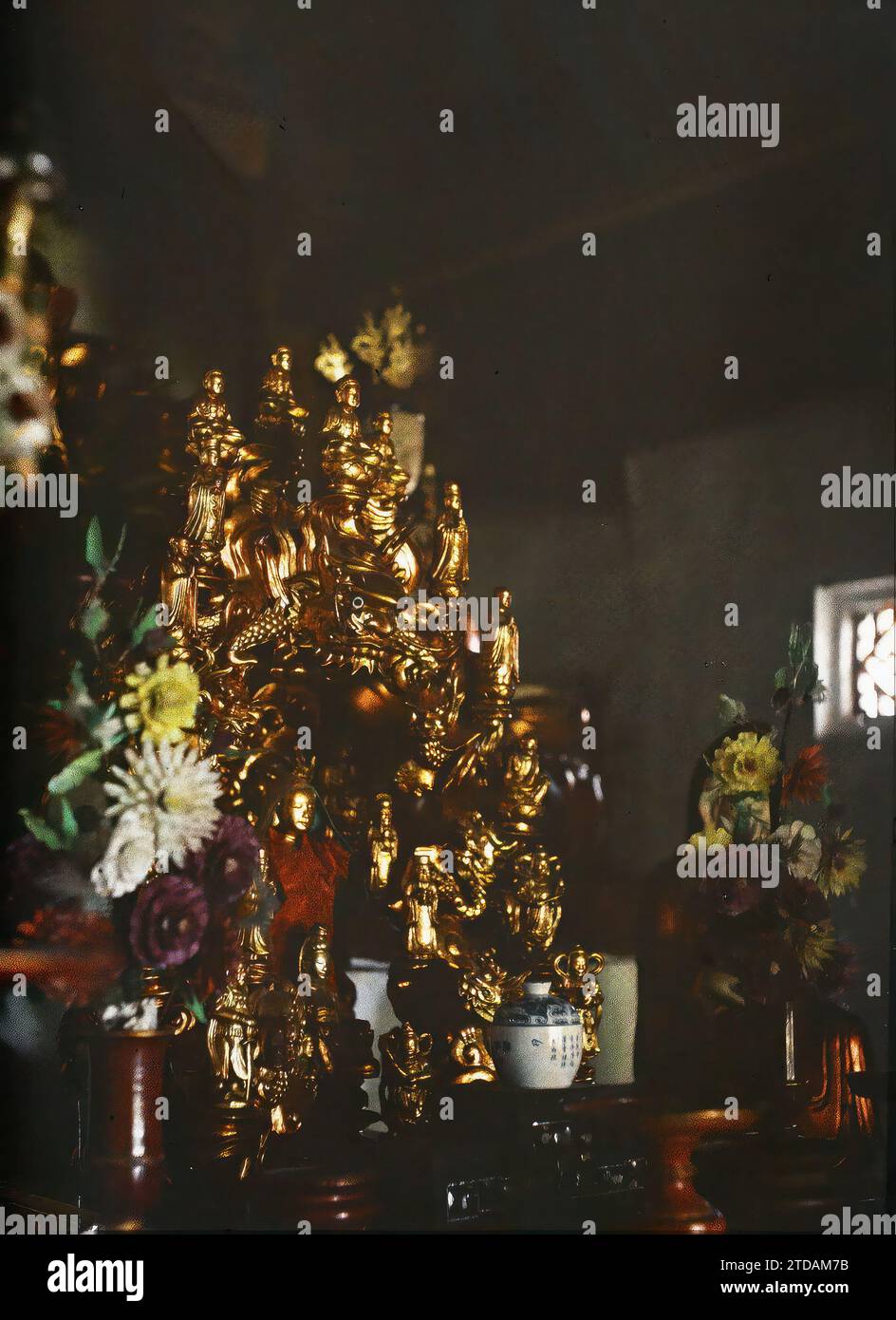 Hà-noi, Tonkin, Indochina der Altar des Cakyamuni Buddha (Siddhartha Gautama) in einem buddhistischen Tempel ('Lien-thuy'), Religion, Habitat, Architektur, Statue, Buddhismus, Buddha, Tempel, Pagode, Innenansicht, Altar, Blume, Keramik, religiöse Architektur, Indochina, Tonkin, buddhistische Seiten, Lien Thuy Pagode: Altar von Thich-la (Cakiamouni), Hà-nôi, Hainoi Vietnam, 01/06/1916 - 31/07/1916, beschäftigt, Léon, Léon beschäftigt Fotograf en en Indochine, Autochrome, Foto, Glas, Autochrome, Foto, positiv, Vertikal Stockfoto