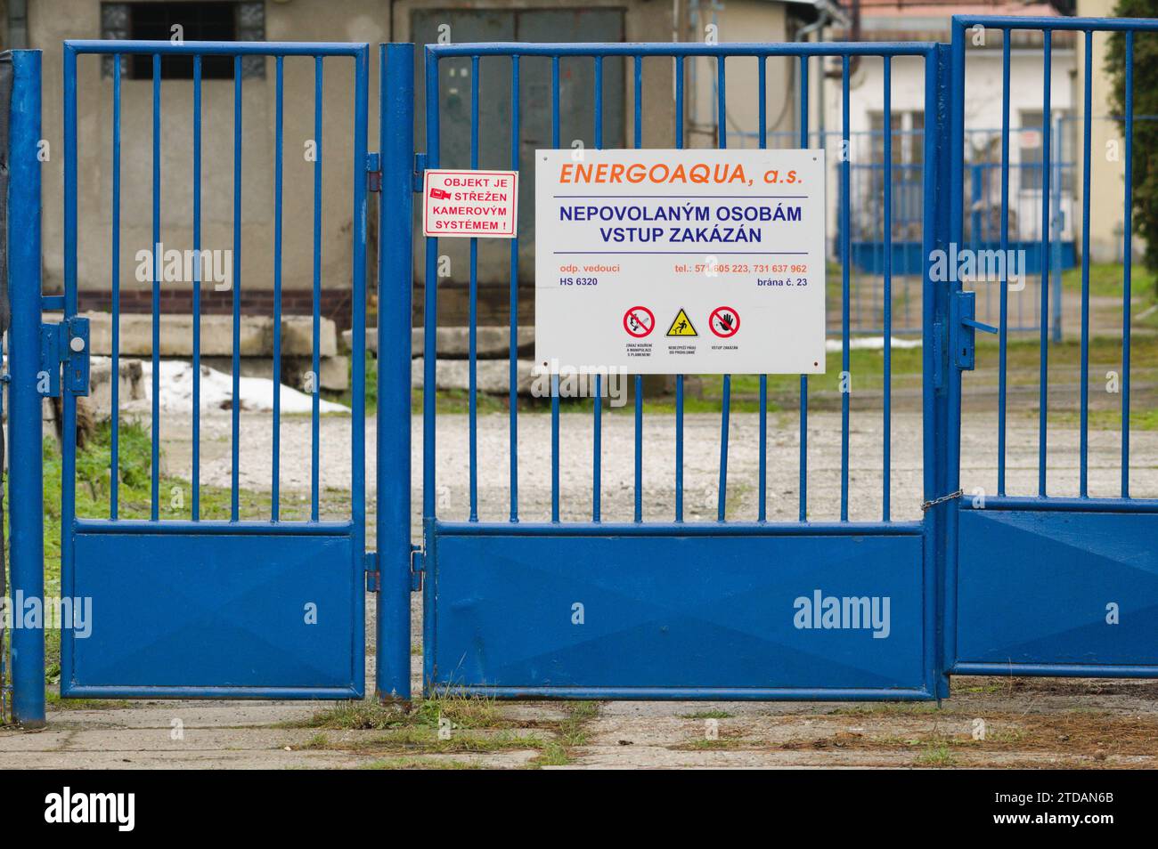 Eingeschränktes Gebiet von Energoaqua - Unternehmen mit Schwerpunkt Wasserwirtschaft. Blau verschlossenes Metalltor mit Warntafeln. Stockfoto