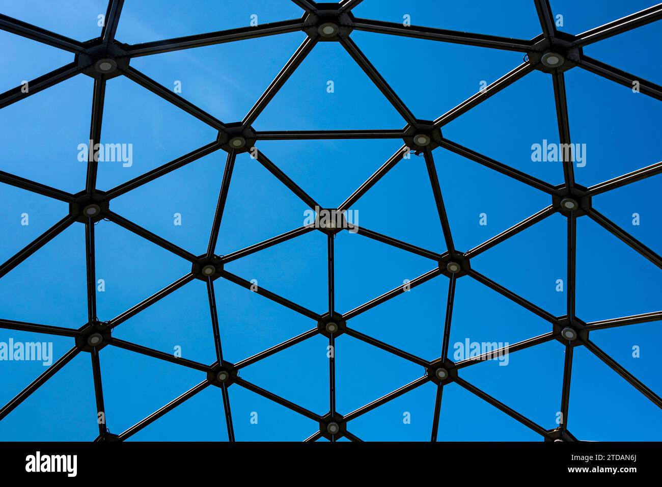 Dreieckige Metallgitterstruktur auf einem Gebäude Stockfoto