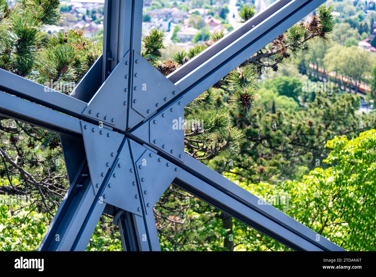 Dreieckige Metallgitterkonstruktion auf einem Gebäude am Balaton in Ungarn Stockfoto