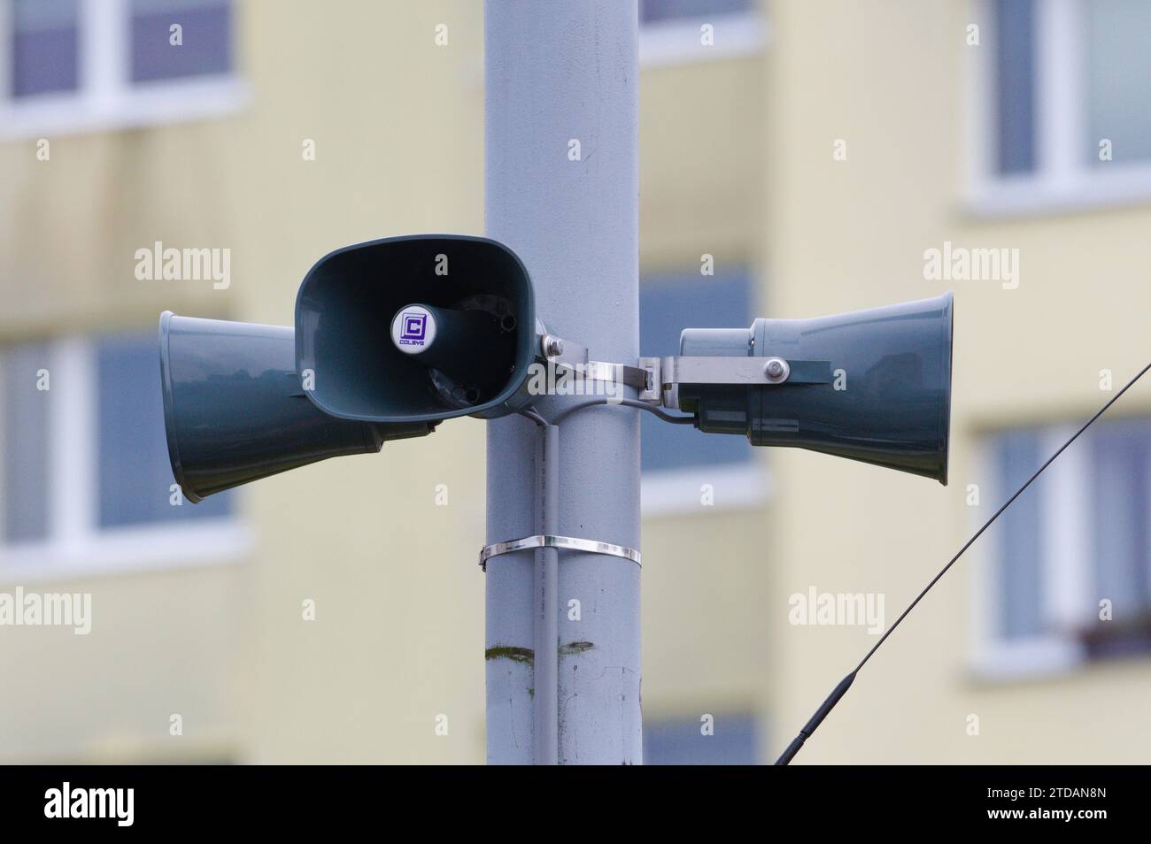 Stadtsenders-Sirene im Wohngebiet einer Kleinstadt. In der Tschechischen republik werden monatlich Notsirenen getestet. Stockfoto