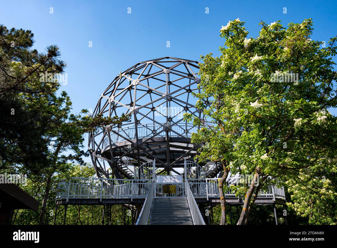 Kugelförmiges Metallgitter auf einem Hügel mit blauem Himmel im Hintergrund am Balaton-See in Ungarn Stockfoto