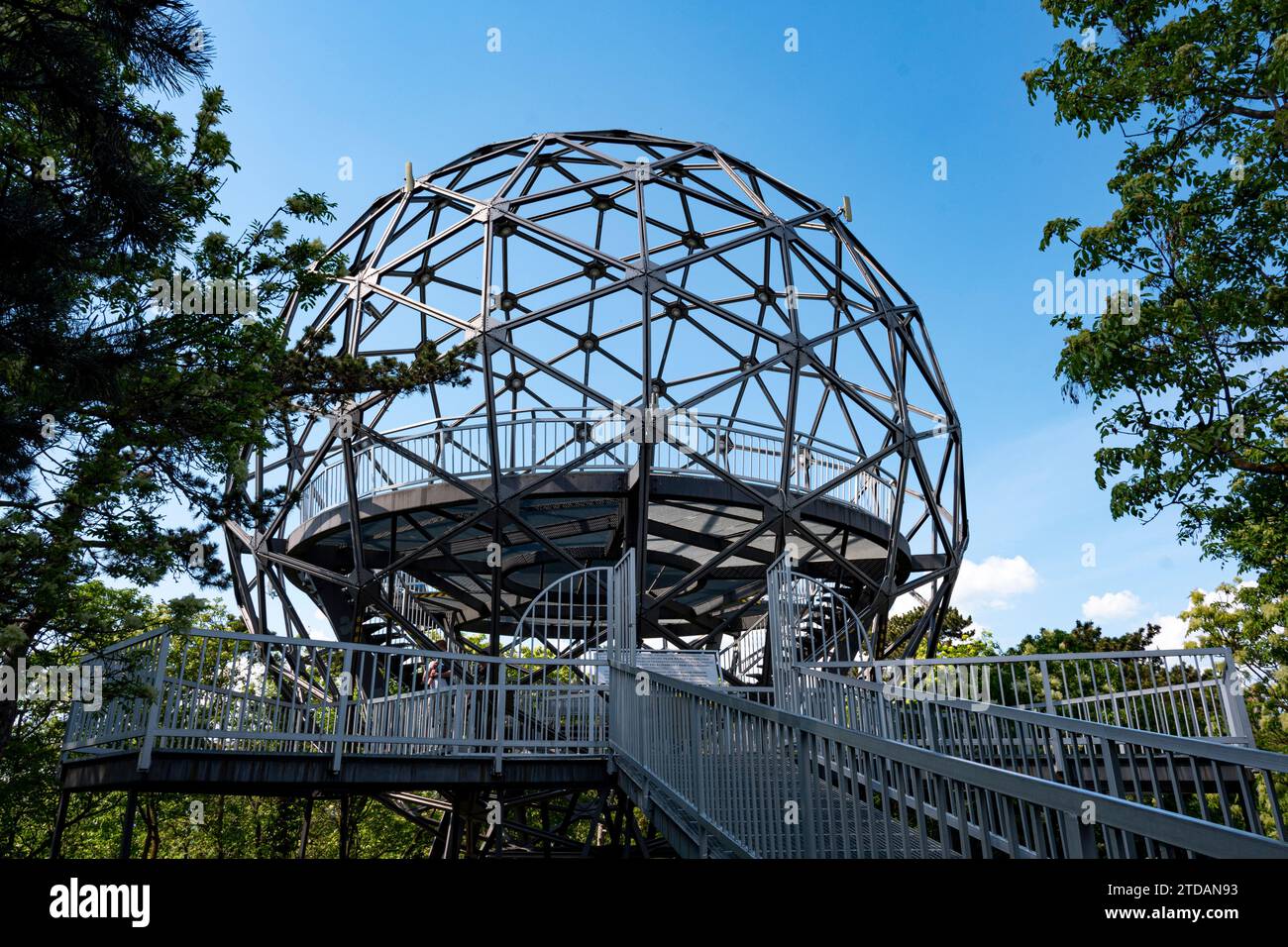 Kugelförmiges Metallgitter auf einem Hügel mit blauem Himmel im Hintergrund am Balaton-See in Ungarn Stockfoto