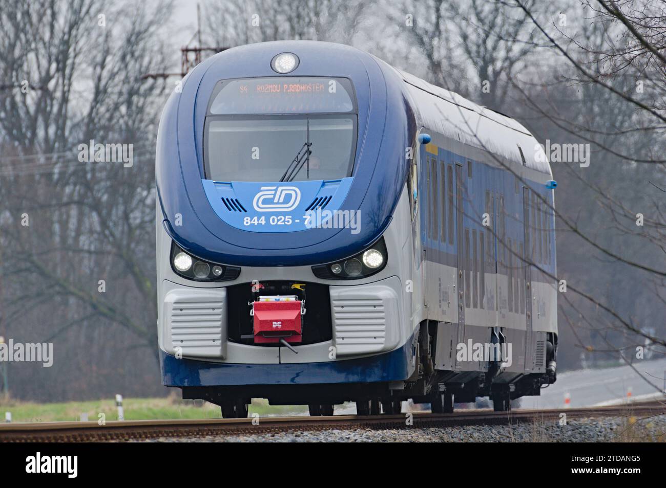 Regionale Lokalbahn des Staatsunternehmens Ceske drahy - Tschechische Eisenbahnen. Großer Eisenbahnbetreiber in der Tschechischen Republik. Stockfoto
