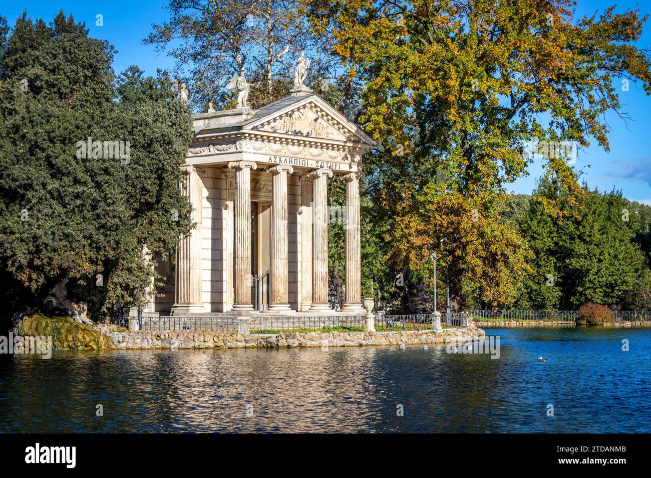 Blick auf den Tempel des Äskulapius auf das antike Gebäude am See der Villa Borghese in Rom Italien Stockfoto