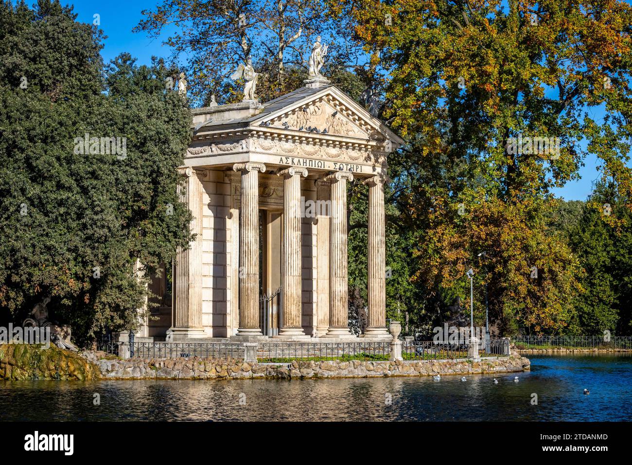 Blick auf den Tempel des Äskulapius auf das antike Gebäude am See der Villa Borghese in Rom Italien Stockfoto