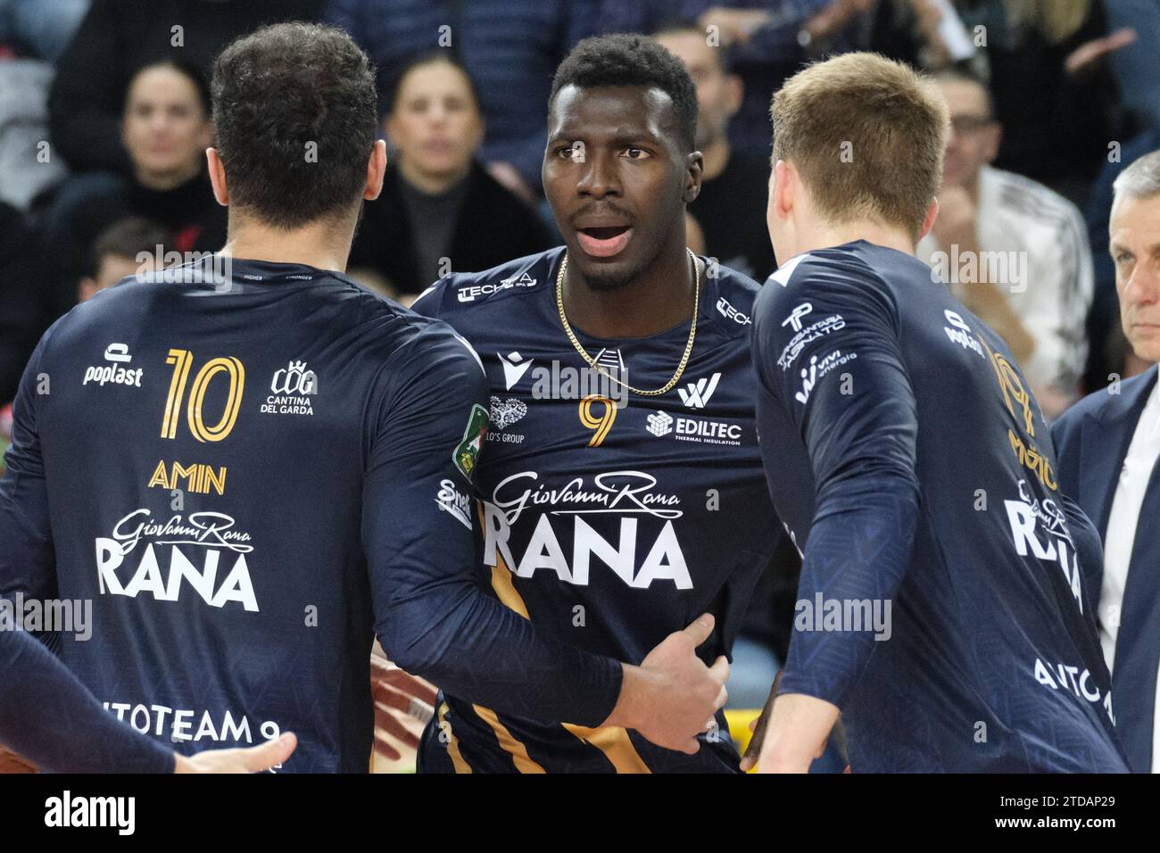 Verona, Italien. Dezember 2023. Noumory Keita von Rana Verona während des Spiels zwischen Rana Verona und Cisterna Volley, reguläre Saison der SuperLega Italian Volleyball Championship 2023/2024, am 17. Dezember 2023 im Pala AGSM-AIM in Verona, Italien. Quelle: Unabhängige Fotoagentur/Alamy Live News Stockfoto