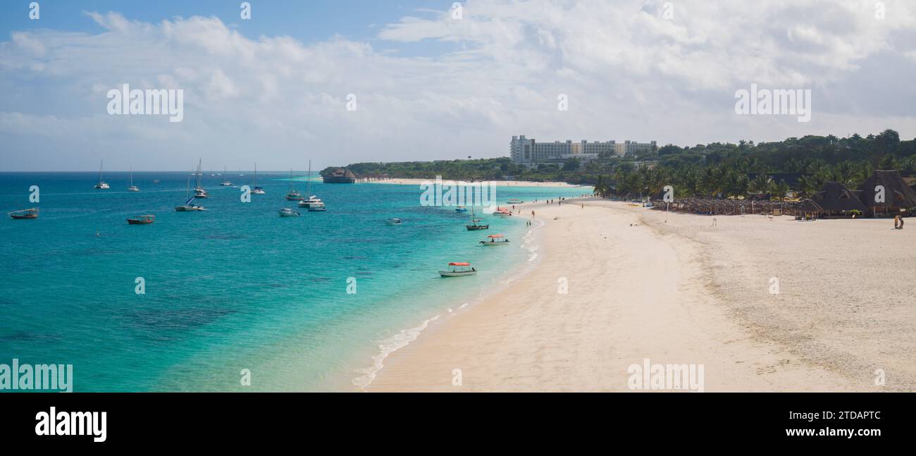 Blick aus der Vogelperspektive auf das grüne Meer und den wunderschönen Sandstrand von Kendwa, Kopierraum, Sansibar in Tansania. Stockfoto