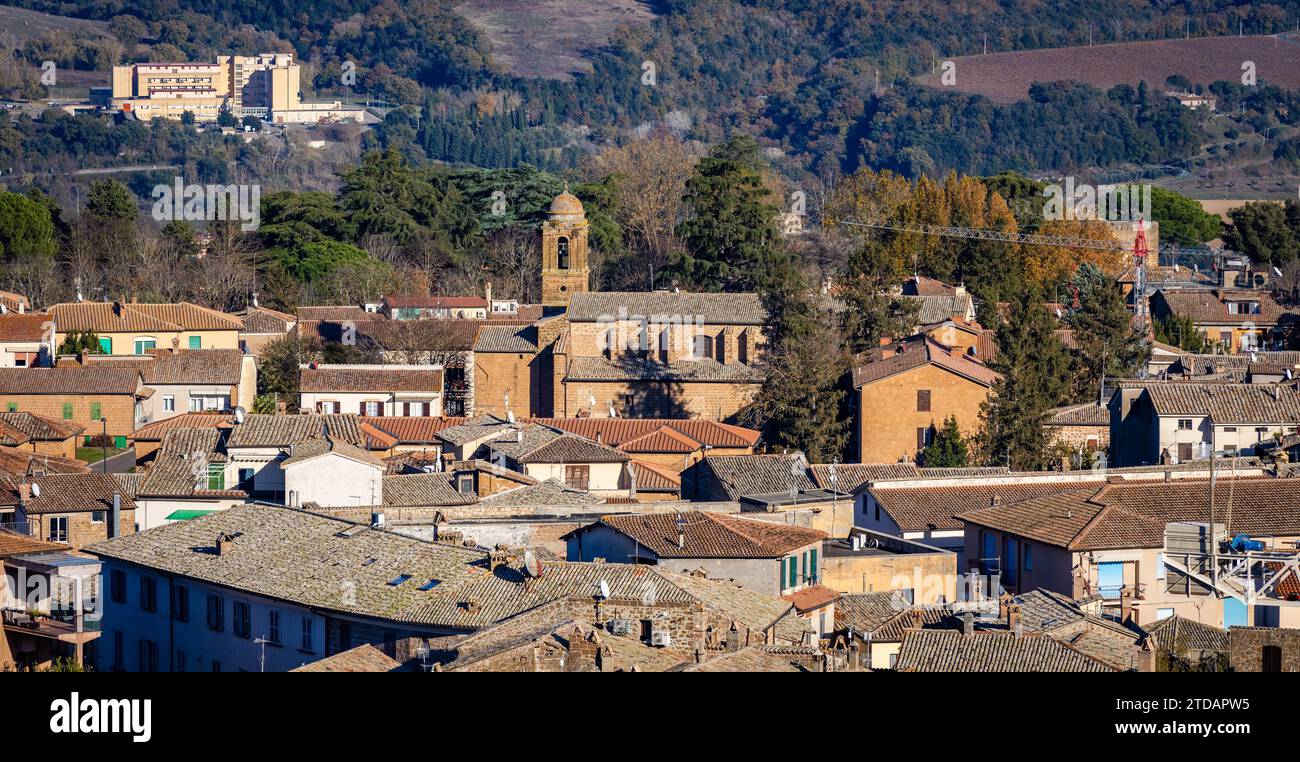 Blick auf die Altstadt von Orvieto in Italien von den Dächern bei Sonnenuntergang Stockfoto