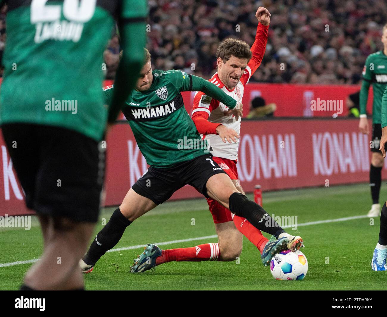 München, Deutschland. Dezember 2023. v. li. im Zweikampf Maximilian Mittelstaedt (VfB Stuttgart, #07), Thomas Müller (FC Bayern München, #25) FC Bayern München vs. VfB Stuttgart, Fussball, Herren, 1. Bundesliga, 15. Spieltag, Saison 23/24, GER, 17.12.2023, DFL/DFB-VORSCHRIFTEN VERBIETEN JEDE VERWENDUNG VON FOTOGRAFIEN ALS BILDSEQUENZEN UND/ODER QUASI-VIDEO, Foto: Eibner-Pressefoto/Wolfgang Frank Credit: dpa/Alamy Live News Stockfoto