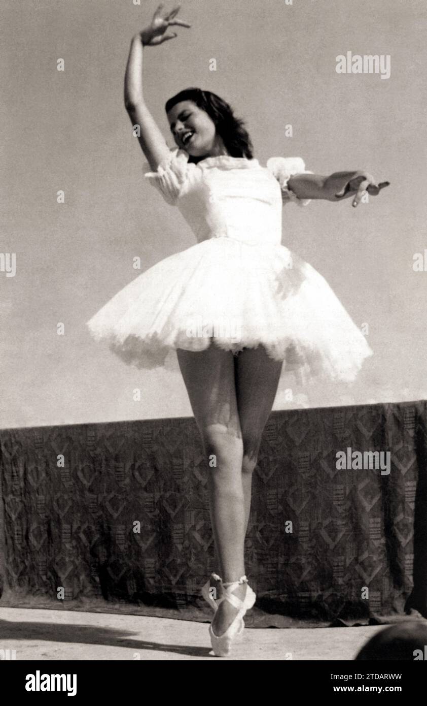 1944 c. , ROMA , ITALIEN : die zukünftige italienische Filmschauspielerin SILVANA MANGANO ( Sylvana , 1930 - 1989 ) als sie eine völlig unbekannte klassische Ballerina im Alter von 14 Jahren war , während eines Sommertanz-Recitals mit der Schule der berühmten Tänzerin JIA RUSKAJA . Während des Zweiten Weltkriegs in Armut aufgewachsen, lernte Mangano Tänzer und arbeitete als Model, bevor er 1946 einen Schönheitswettbewerb Miss Rome gewann. Dies führte zu einer Filmarbeit, die sie in Bitter Rice ( Riso Amaro , 1949) beachtliche Erfolge erzielte und fast vier weitere Jahrzehnte in Filmen arbeitete. Unbekannter Fotograf. - ITALIA - KINO - Film - po Stockfoto