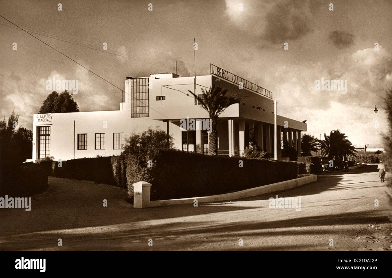 1935 c. , Homs , LIBYEN : das Hotel ALBERGO LEPTIS MAGNA in Homs im modernen Rationalistischen Stil, in der Nähe der antiken Ruinen der römischen Stadt , für den internationalen Tourismus . Erbaut während der italienischen faschistischen Herrschaft Libyens, entworfen 1928 und fertig 1933 nach einem Entwurf des Architekten CARLO EMILIO RAVA (1903–1986). Unbekannter Fotograf. - ARCHITETTURA - ARCHITECTURE - STILL RAZIONALISTA MODERNO - MODERNISTA - MODERNBISMO - COLONIALISMO ITALIANO IN NORDAFRIKA - KOLONIALISMUS - FASCISMO - FASCISTI - FASCISTA - FASCHISMUS - FOTO STORICHE - GESCHICHTE - 30ER - '30 - ANNI TRENTA - COLONIE Stockfoto