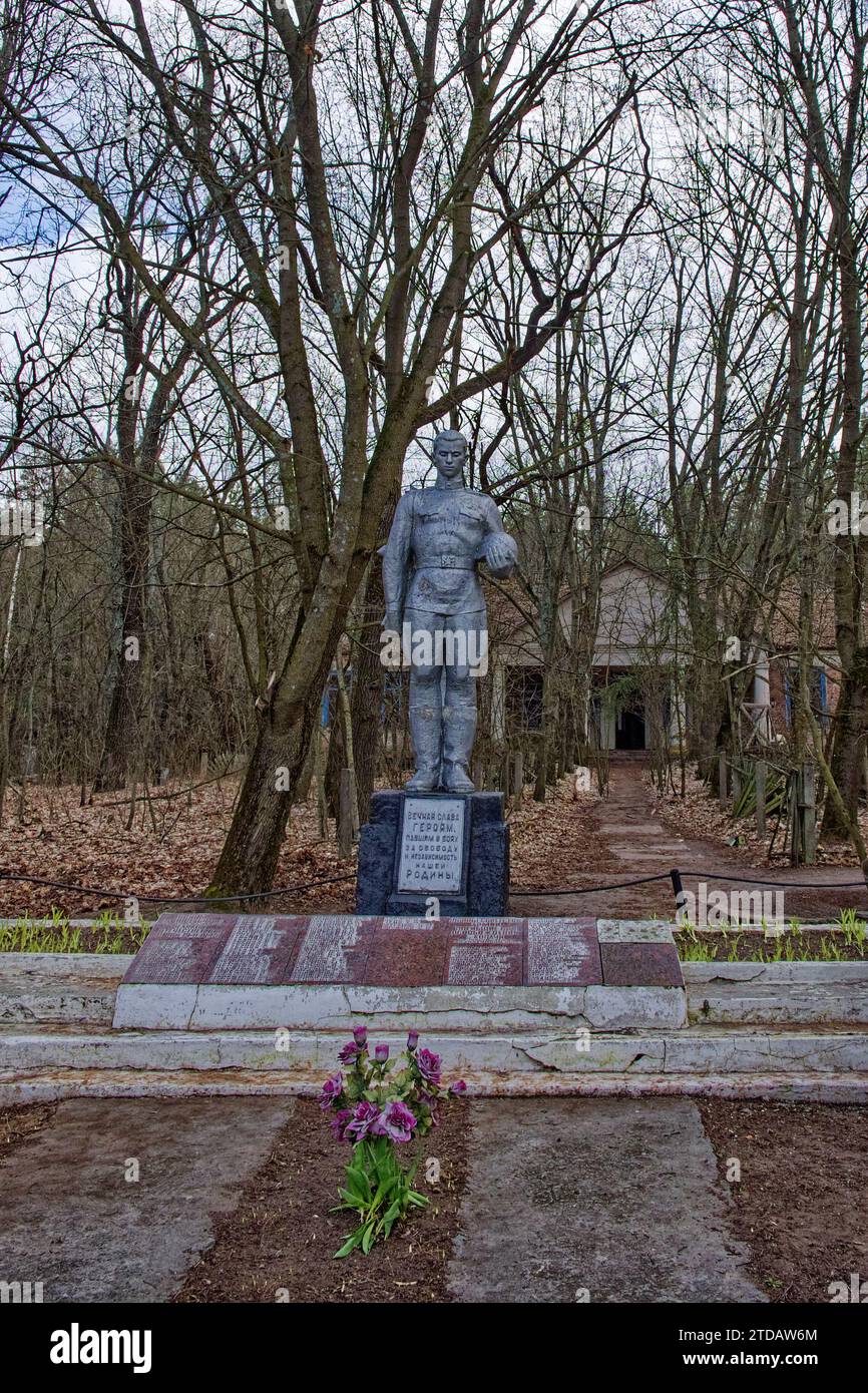 Denkmal für sowjetische Soldaten, die im Zweiten Weltkrieg starb. Verlassene Orte in der radioaktiven Zone von Tschernobyl. Stockfoto