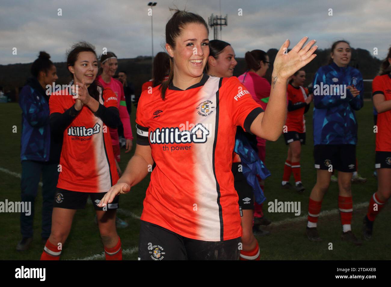 Jess McKay, Kapitän des Luton Town Ladies FC, feiert den Sieg des Adobe Women's FA Cup gegen Keynsham Town beim Barton Rovers FC am 17. Dezember 2023 Stockfoto