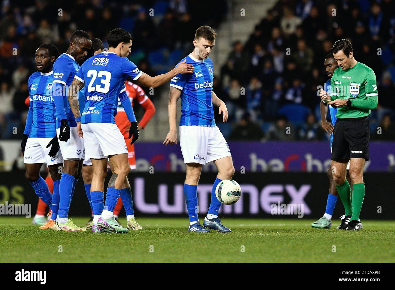 Genks Bryan Heynen erzielte ein Tor während eines Fußballspiels zwischen KRC Genk und KV Kortrijk am Sonntag, den 17. Dezember 2023 in Genk, am 18. Tag der Saison 2023-2024 der ersten Liga der „Jupiler Pro League“ der belgischen Meisterschaft. BELGA FOTO JOHAN EYCKENS Stockfoto